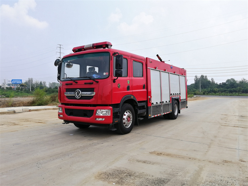 東風(fēng)D9   7噸水罐消防車(chē)
